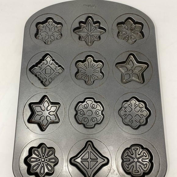 Wilton Holiday Shapes Non-Stick Cookie Pan, 12-Cavity - Picture 7 of 7